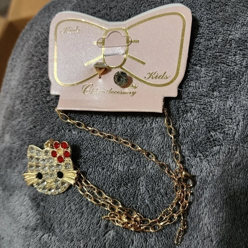 NWT Chloe Accessory Hello Kitty Gold Tone Rhinstone Necklace Earrings Set New